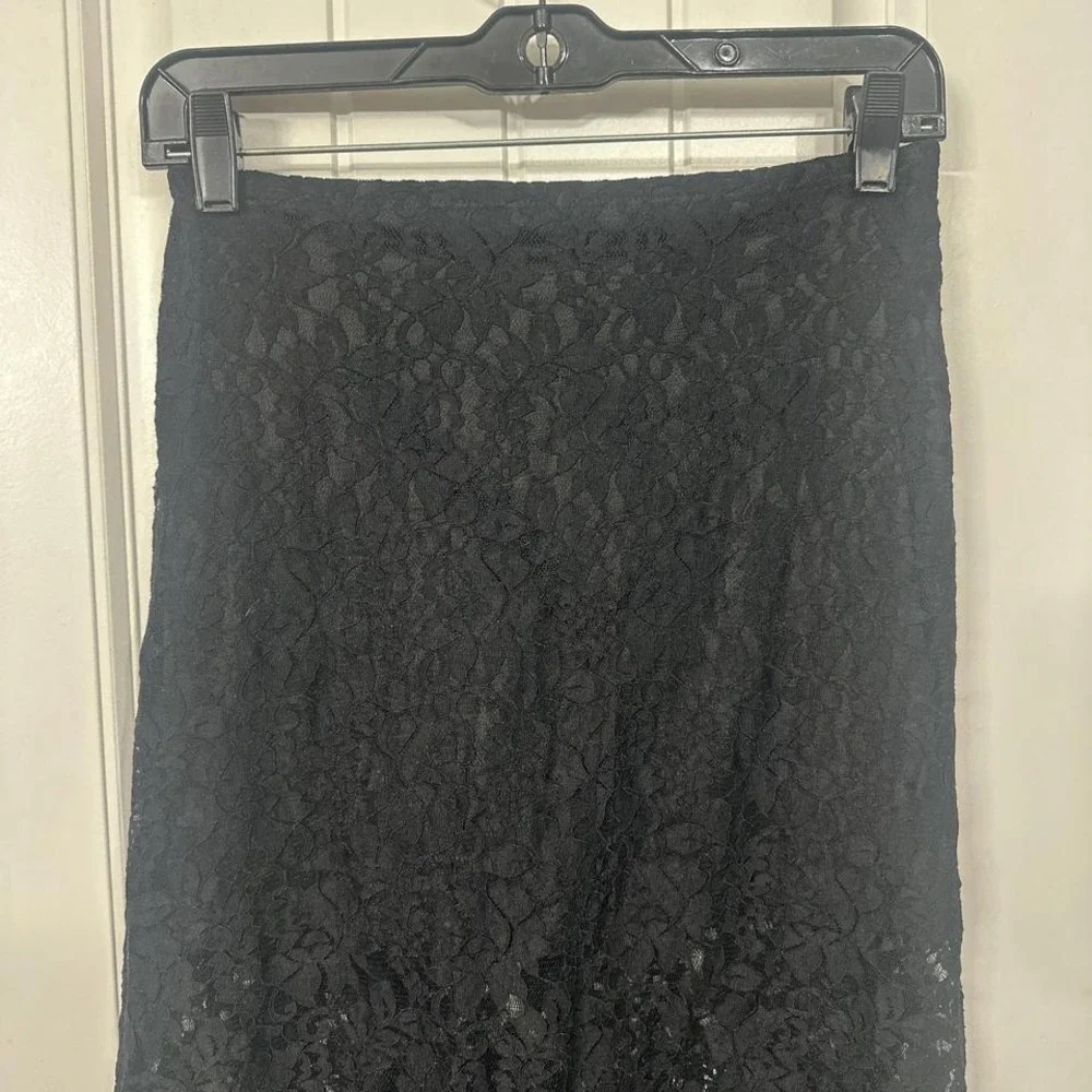 Black‎ floral lace sheer midi skirt with elastic waistband and side slit. S